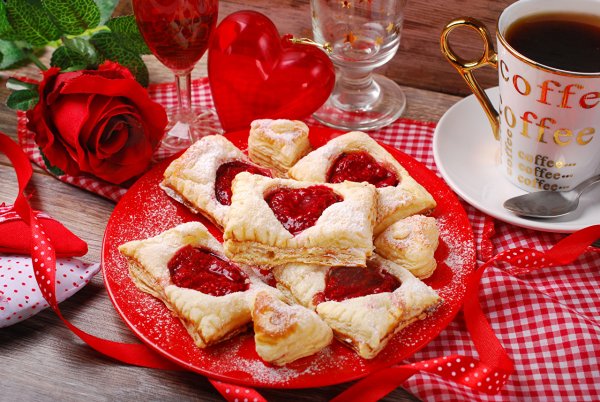Кофе и печенье сердечками