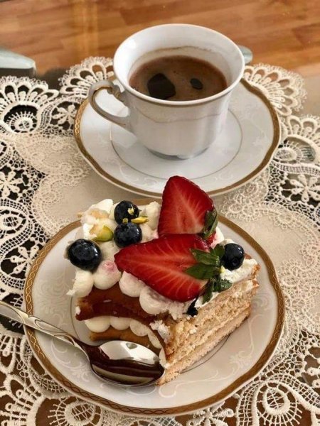 Красивые пирожные и кофе