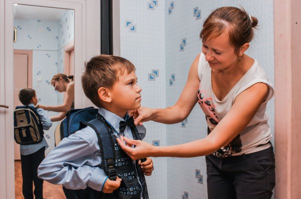 Дели собираются в школу