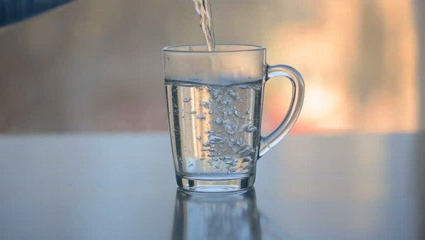 Горячая вода в стакане