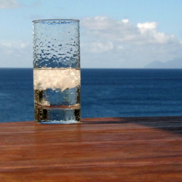 Бокал с водой море