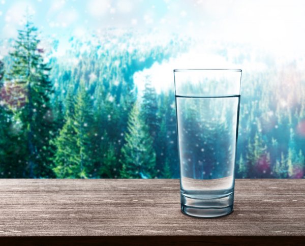 Стакан воды на природе