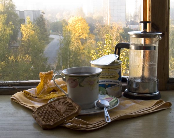 Чашка чая на подоконнике