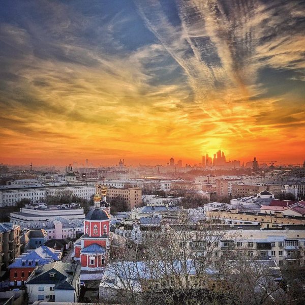 Рассвет в Москве зимой