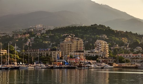 Панорама Ялты утром
