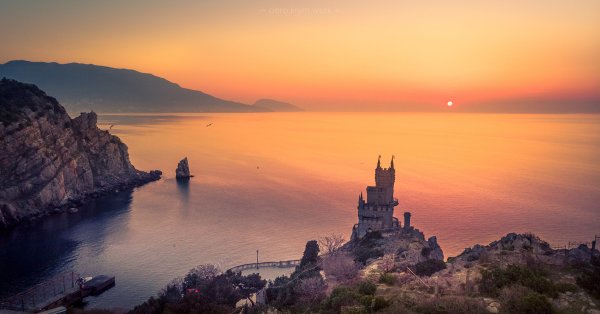 Ласточкино гнездо в Крыму на рассвете