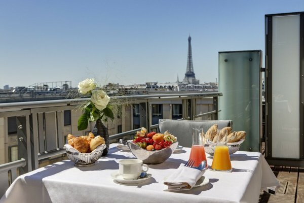 Париж Plaza Athenee вид на Эйфелеву