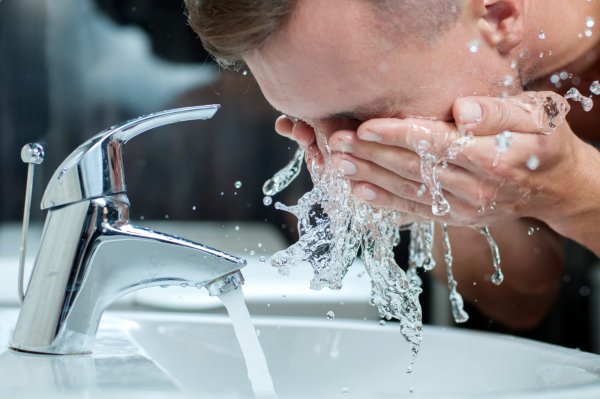 Умывание водой