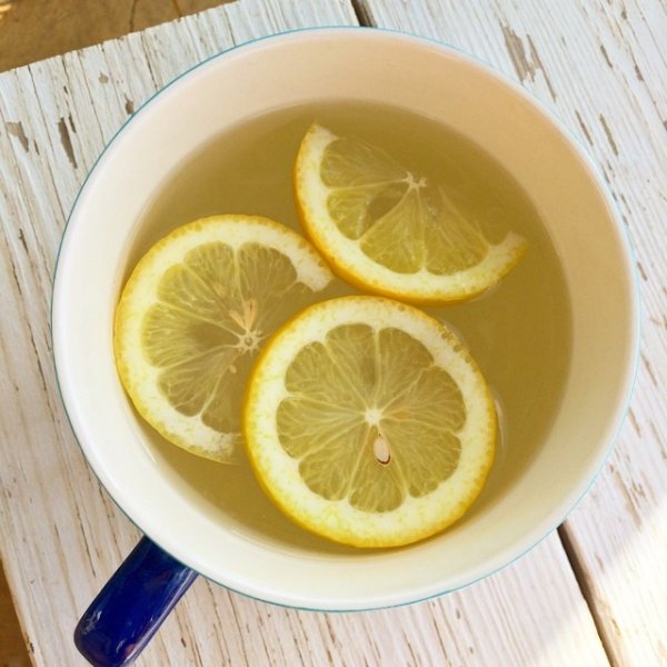 Теплая вода с лимоном