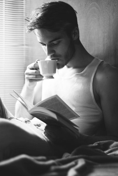 Парень с книжкой