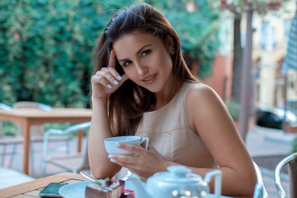 Красивые женщины за столом