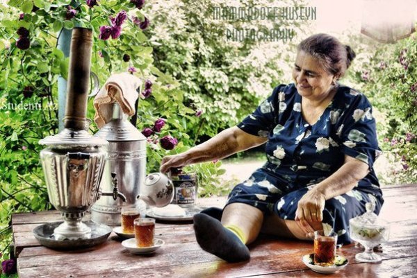Старушка пьет чай