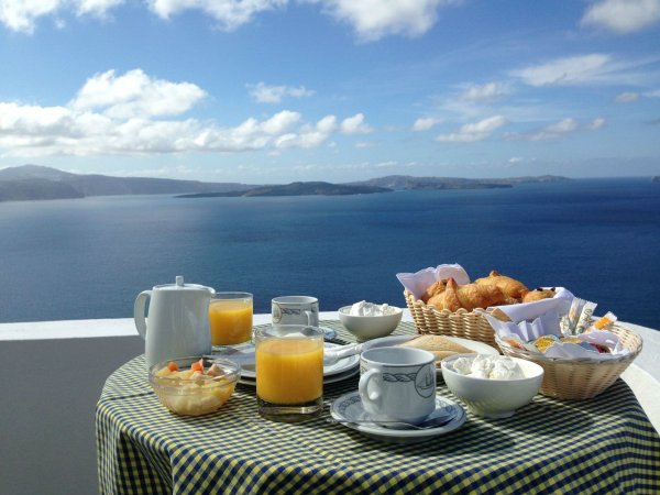 Шикарный завтрак с видом на море