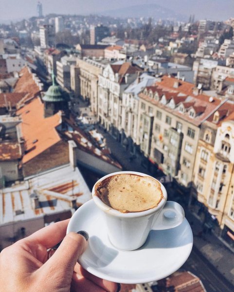 Кофе на фоне города