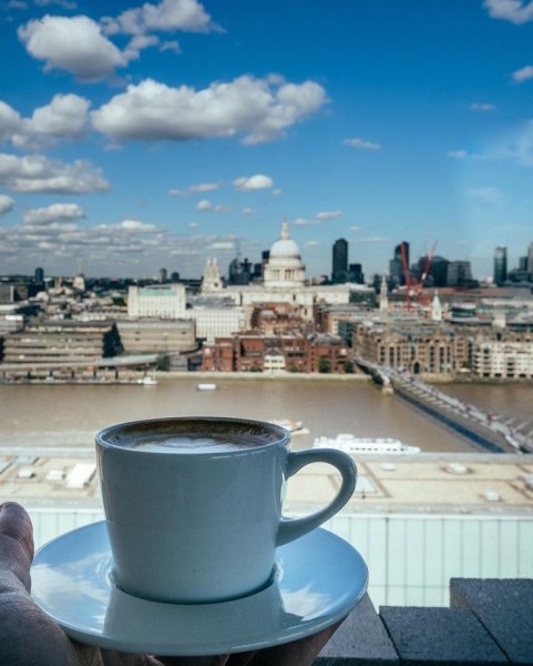 Кофе с видом на город