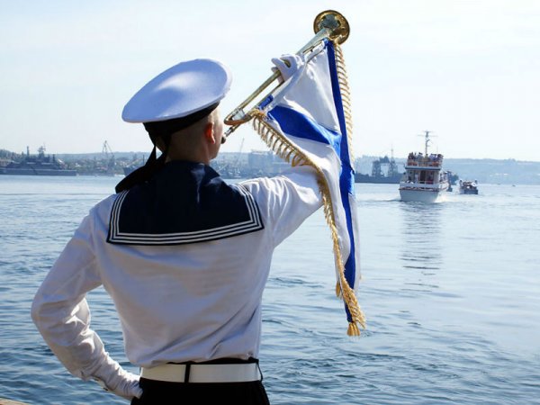 Моряки в тельняшках на корабле