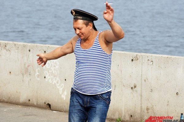 Толстый в тельняшке