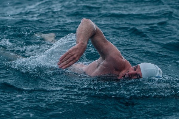 Человек плывет в море