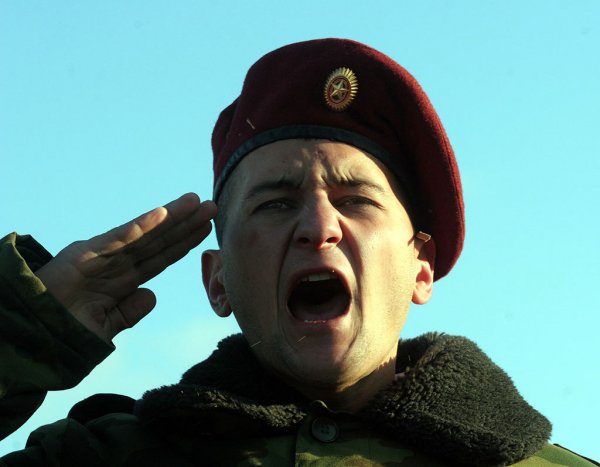 Солдат отдает честь