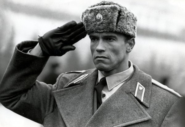 Арнольд Шварценеггер отдает честь