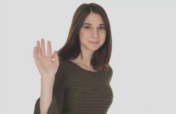 Девушка машет