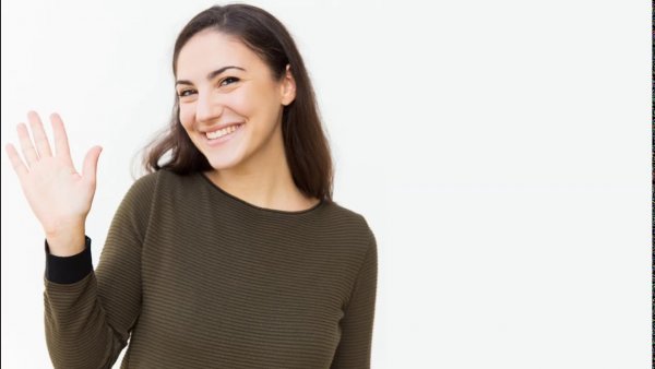 Девушка машет ладонью