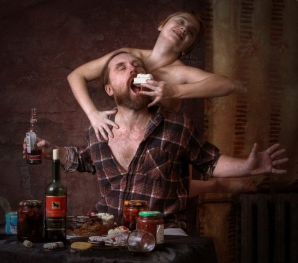 Мужчина и женщина выпивают
