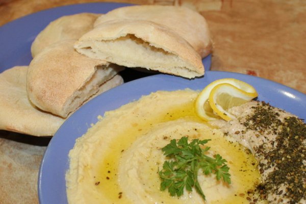 Теплая пита с хумусом