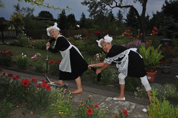 Старушки в школьной форме