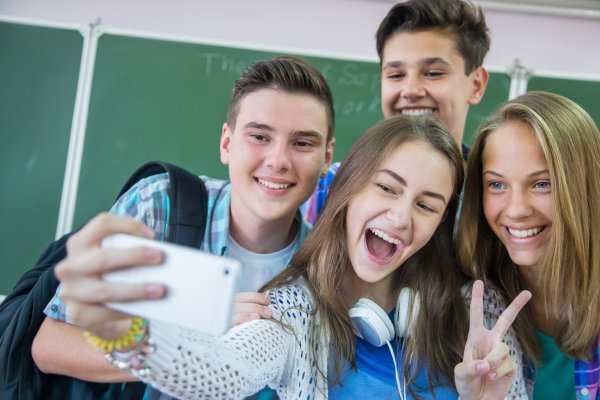Счастливые дети в лагере