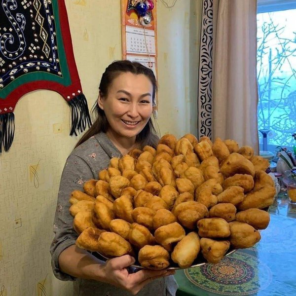 Женщина продает пирожки