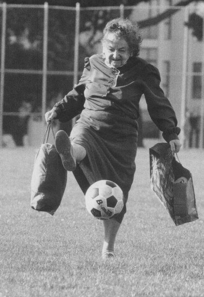 Бабушка футболистка