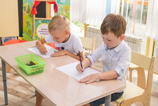 Дети в школе на продленке