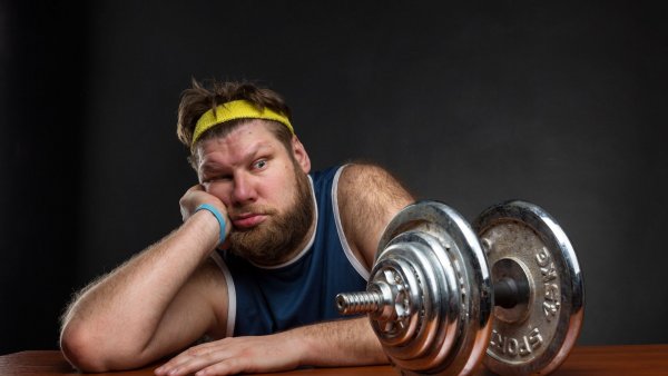 Спортсмен с гантелями