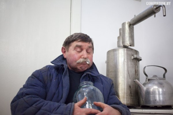 Дед с самогонным аппаратом