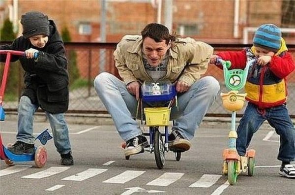 Папа на прогулке с детьми