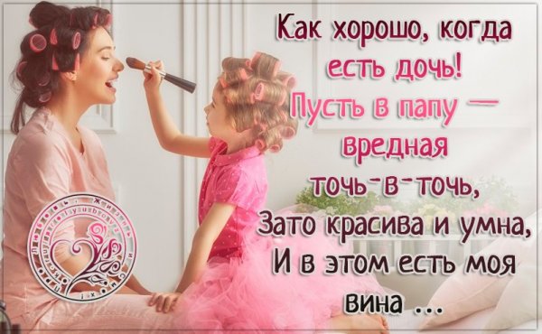 Мама с дочкой в красивых платьях