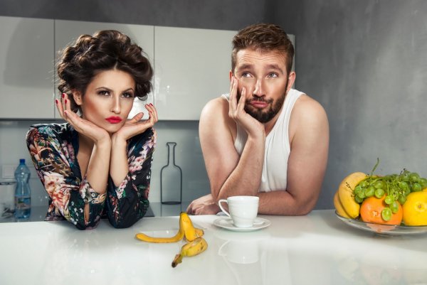 Мужчина и женщина на кухне