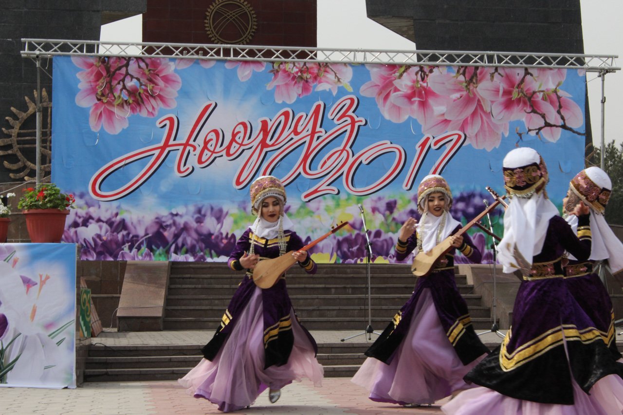 С праздником нооруз поздравления. Праздник Нооруз в Кыргызстане. Нооруз Киргизия сумолок. С праздником Навруз Кыргызстан. С праздником Нооруз.