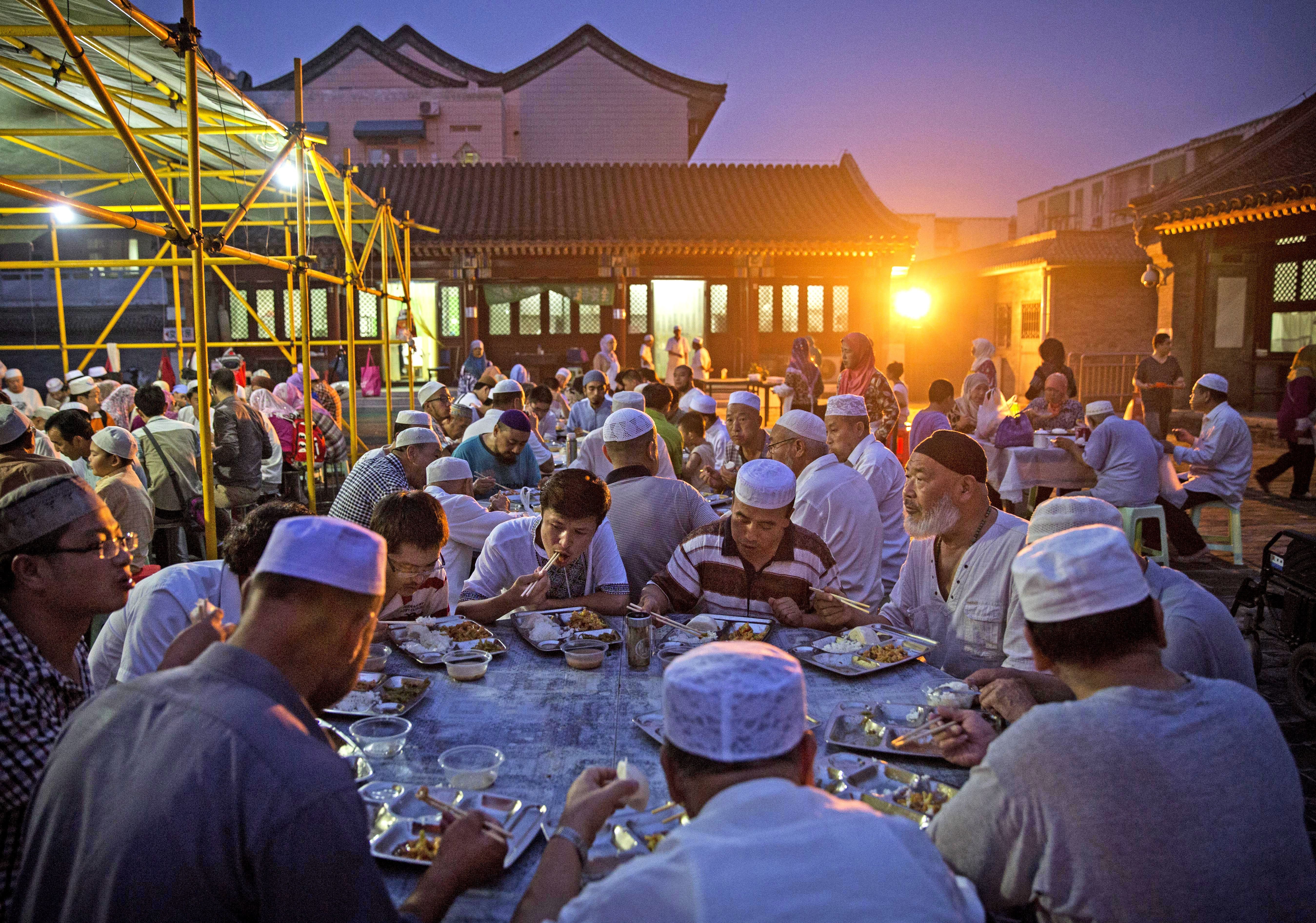 Тараз ифтар. Ифтар мусульманский. Рамадан в Марокко. Ифтар в Турции. Рамадан фото.