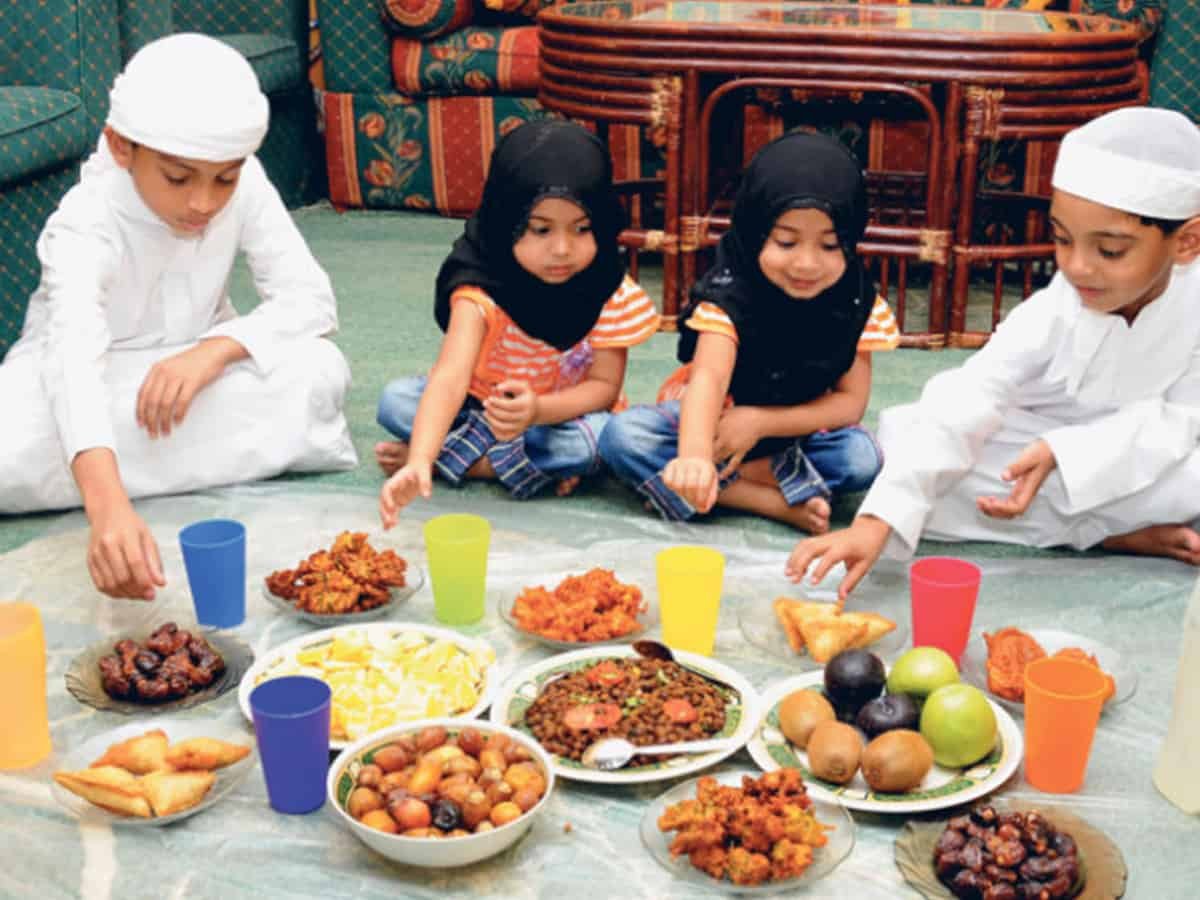 Разговление рамадан. Мусульманская еда. Дети за столом мусульмане. Рамадан для детей. Мусульманская семья за столом.
