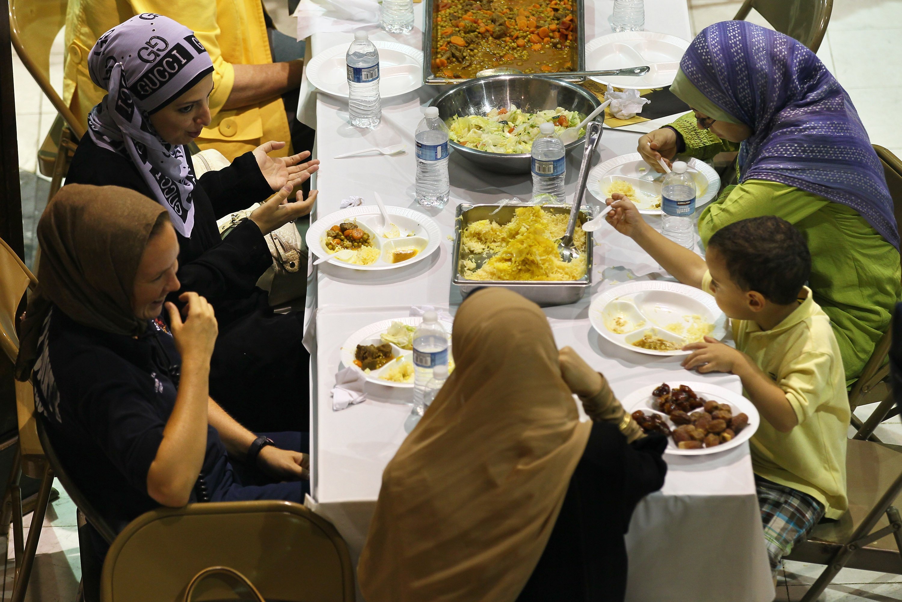 Ифтар это в рамадан. Мусульманская еда. Стол для мусульман. Мусульманка с едой. Мусульманский обед.