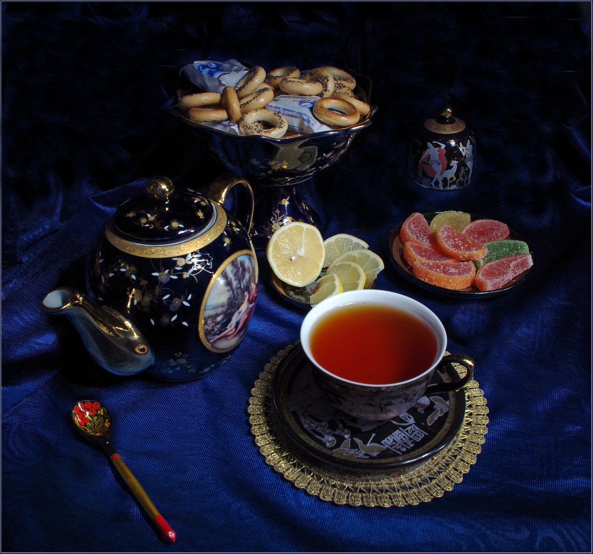 Вечерний чай в саду фото