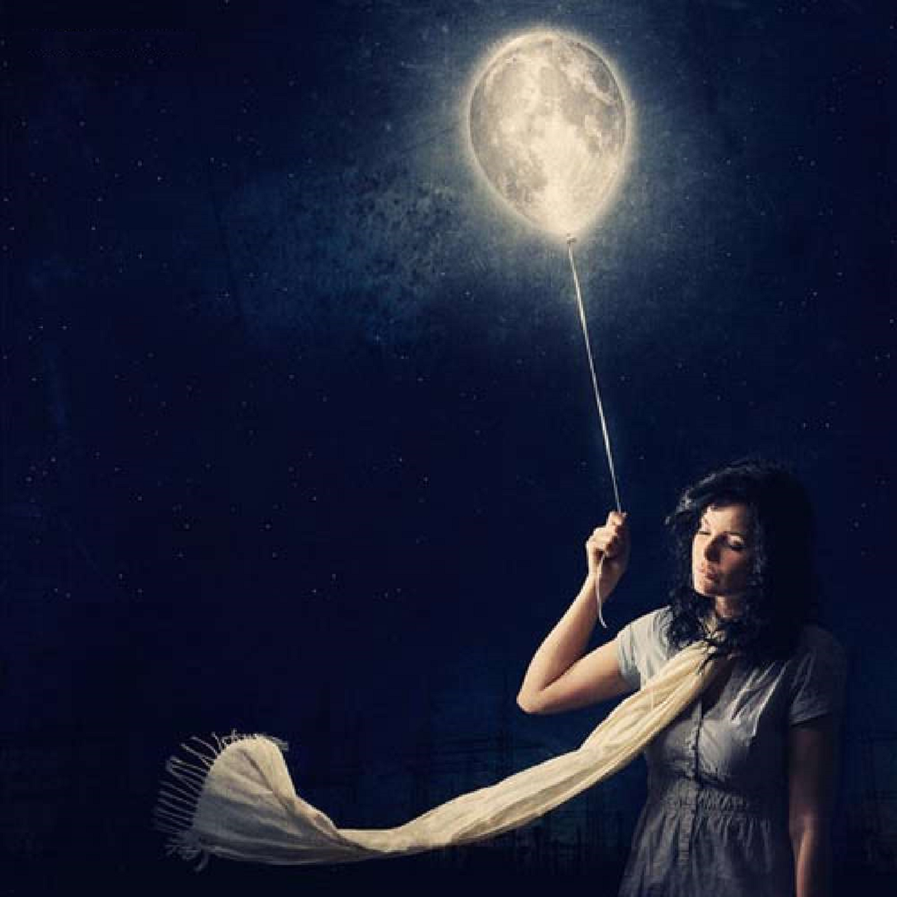 Девочка луна як. Лунная девушка. Девушка-Луна. Девушка с луной в руках. Девушка держит луну.