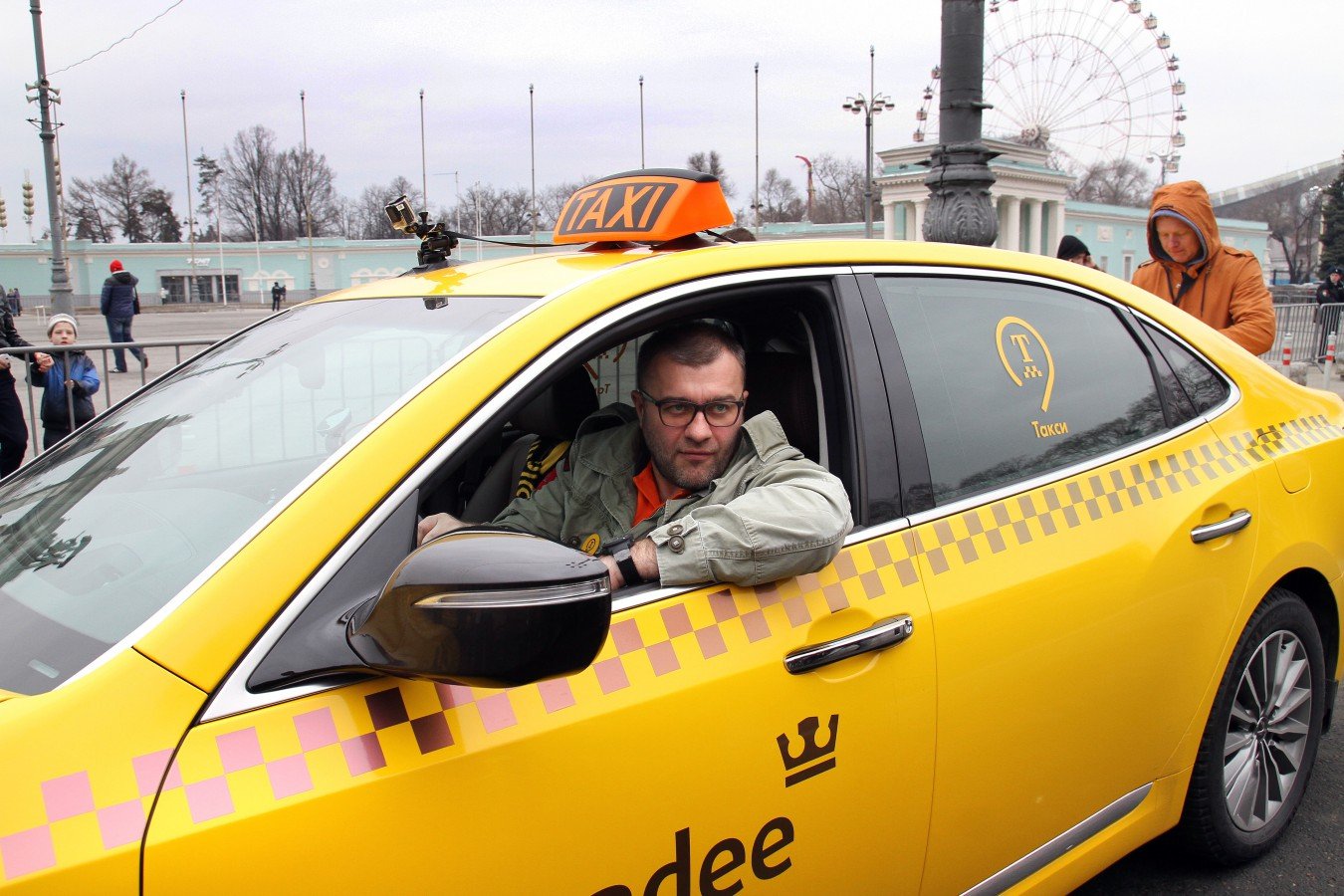Водитель такси россия. Водитель такси. Такси картинки. Радостный таксист. Таксист фото.
