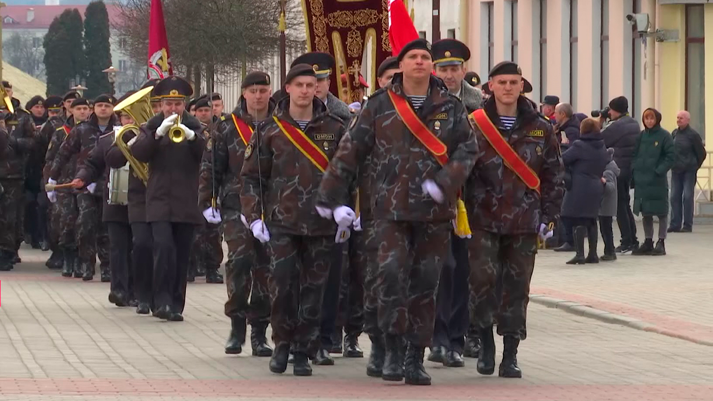 Когда день белорусской милиции. День белорусской милиции. Парад милиции в Гродно. День милиции в Беларуси с цветами.