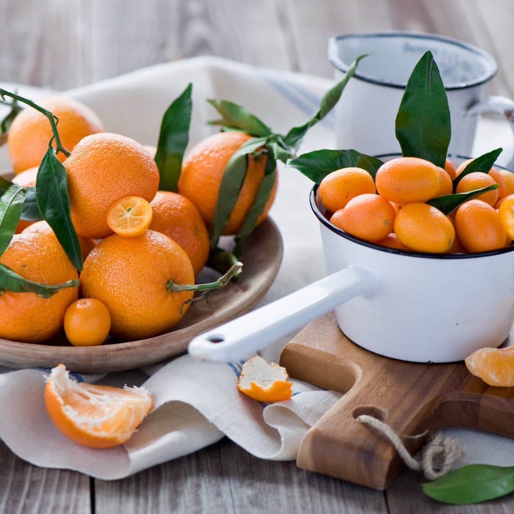 Когда можно есть мандарины. Кумкват оранжевый. Апельсин и мандарин. Оранжевые фрукты и овощи. Мандарины на столе.