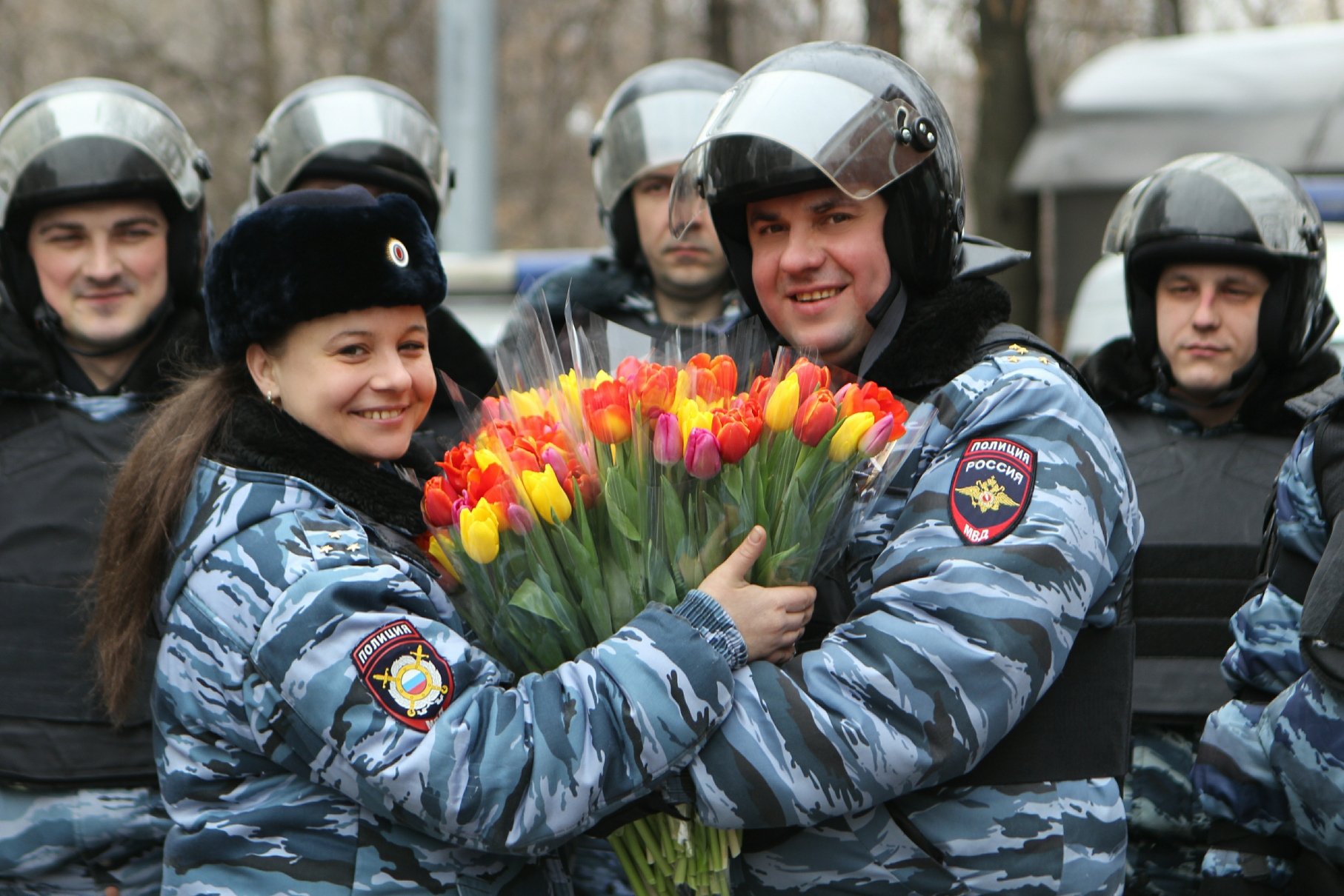 Поздравление женщин полицейских. Полиция цветы. Милиционер с цветами. Полиция с цветами. Сотрудник МВД.