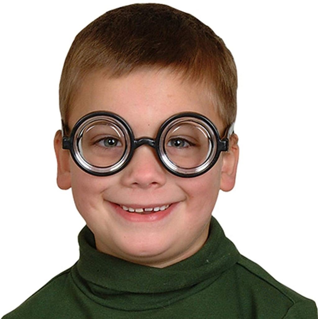 Дети в очках с толстыми линзами