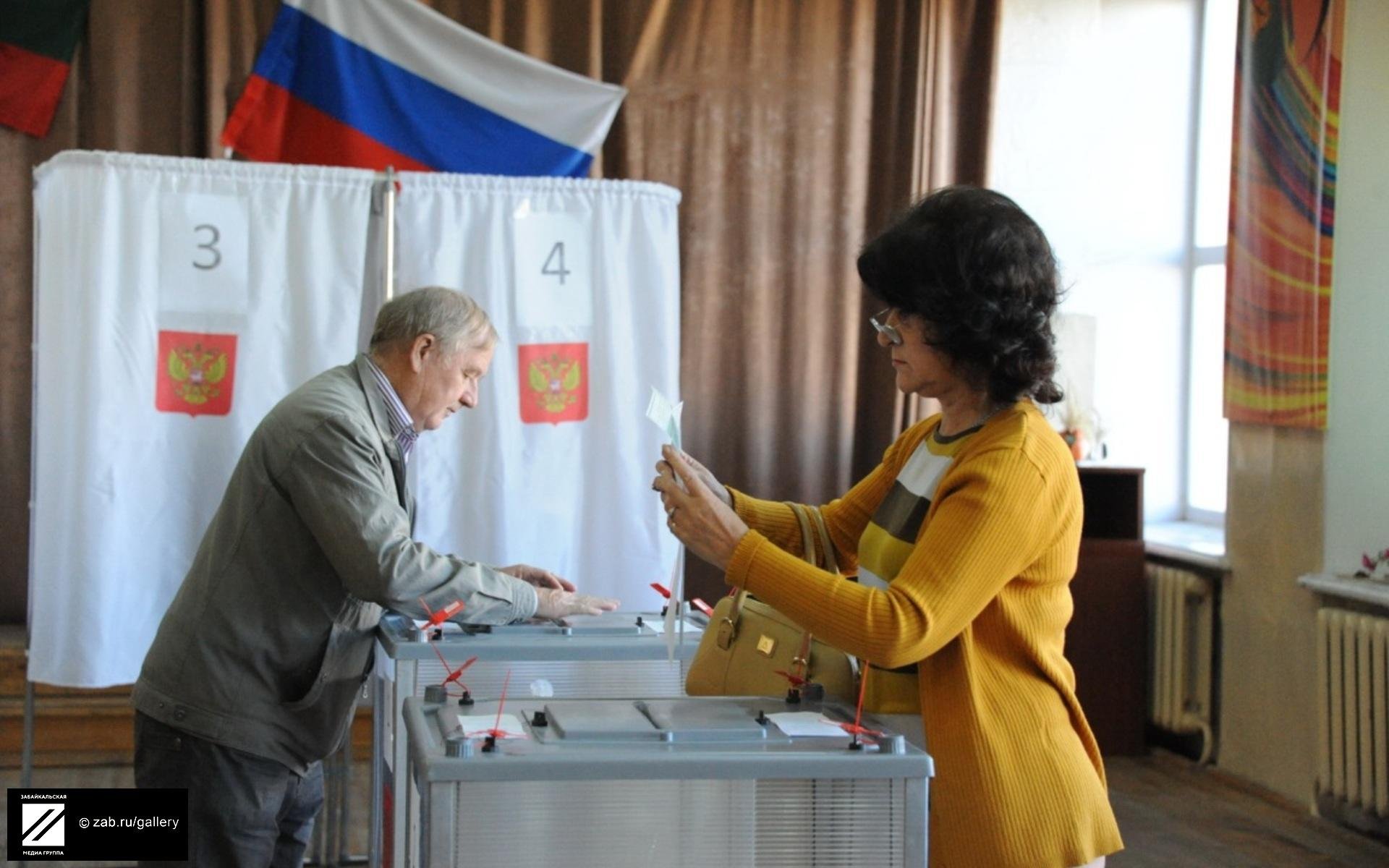 Первыми на избирательный участок пришли. Избирательный участок 2312 Забайкальский край. Выборы избирательный участок. Картинки избирательных участков. Пункт голосования.